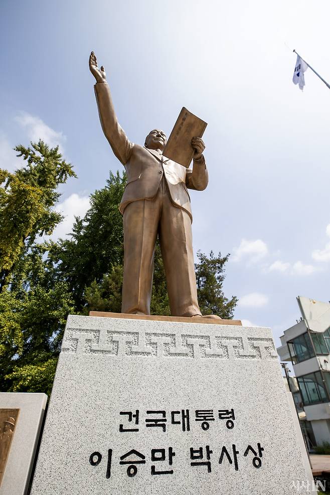 서울 중구 자유총연맹 자유센터에 있는 이승만 동상. 이철우 교수는 ‘건국 대통령 이승만’을 신격화하는 데 비판적이다. ⓒ시사IN 신선영