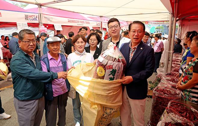 송인헌 군수(오른쪽)가 고추판매장에서 방문객 고추 구매를 돕고 있다. ⓒ괴산군청