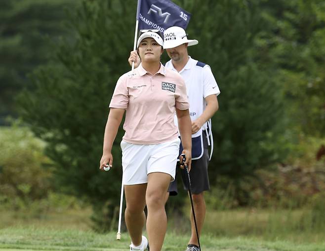 유해란이 2일 미국 매사추세츠주 노턴의 보스턴 TPC에서 열린 LPGA 투어 FM 챔피언십 최종라운드 15번에서 버디를 잡고 그린을 벗어나고 있다. 노턴 ｜AP 연합뉴스