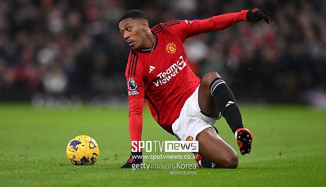 ▲&nbsp;영국 매체 '커트오프사이드'는 1일(한국시간) "이번 여름 자유계약 신분을 얻은 마시알이 맨유를 떠난 뒤 소속팀을 찾지 못했다"라고 보도했다.&nbsp;그러나 최근 마시알을 원하는 팀이 생기고 있다. 프랑스 매체 'RMC'에 따르면 릴이 마시알에게 관심을 드러내고 있다.&nbsp;이어 "릴은 마시알과 계약을 체결하기 위해 노력하고 있다"라며 "브뤼노 제네시오 감독이 마시알을 영입을 원한다"라고 덧붙였다.