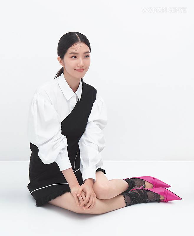 화이트 셔츠 준지, 블랙 원숄더 드레스 로맨시크, 슈즈 스타일리스트 소장품