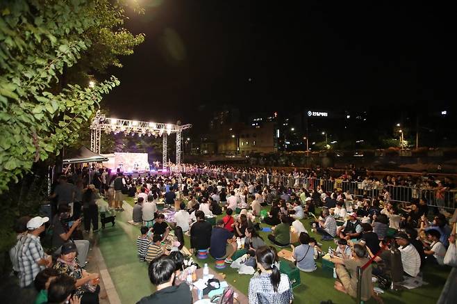 지난해 강북백맥축제 우이천변 행사장 모습 [강북구 제공. 재판매 및 DB 금지]