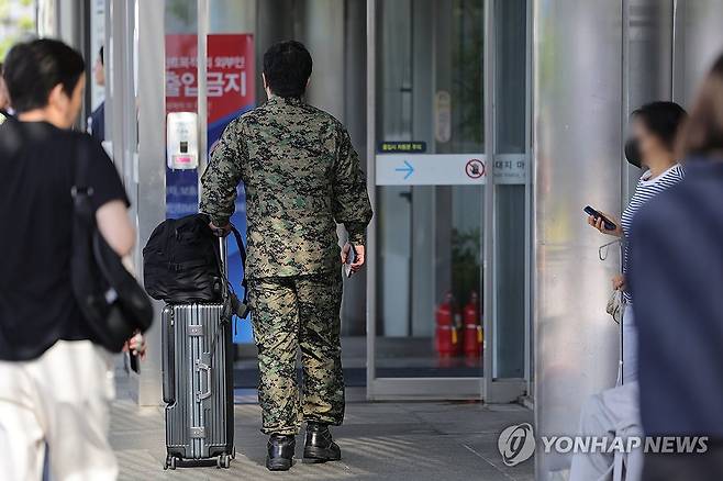 서울대병원 도착한 군의관 (서울=연합뉴스) 신현우 기자 = 지난 6월 17일 서울대학교병원에 군의관이 도착해 이동하고 있다.