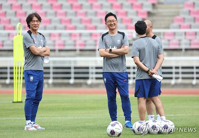 훈련 지켜보는 홍명보 감독 (고양=연합뉴스) 박동주 기자 = 홍명보 축구 국가대표팀 감독이 2일 경기 고양시 고양종합운동장에서 2026 북중미 월드컵 아시아지역 3차 예선을 앞두고 열린 선수들의 훈련 모습을 지켜보고 있다. 2024.9.2 pdj6635@yna.co.kr