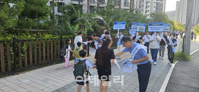 3일 하남 감일지구 일대에서 한전 직원들이 주민들을 대상으로 동서울변전소 옥내화·증설사업의 오해를 바로잡는 내용의 전단지를 배부하고 있다.(사진=한국전력공사)