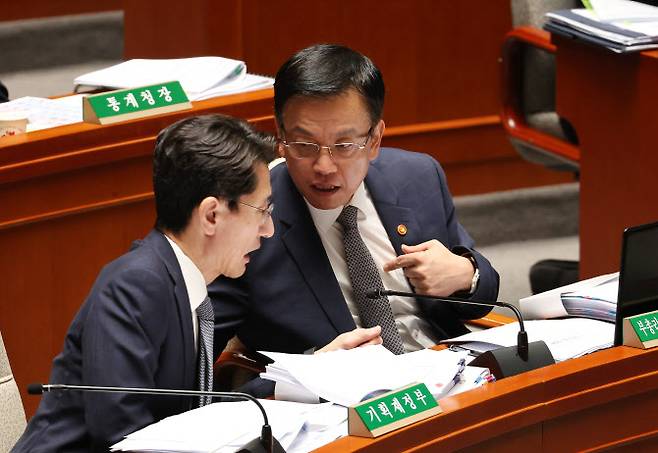 최상목 부총리 겸 기획재정부 장관이 3일 국회에서 열린 예산결산특별위원회 전체회의에 참석해 김윤상 2차관(왼쪽)과 대화하고 있다. (사진=연합뉴스)