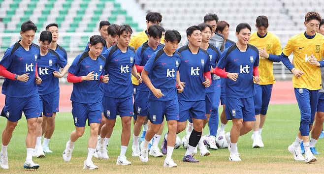 한국 축구대표팀이 훈련에 임하고있다