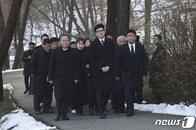 한동훈 국민의힘 비상대책위원장이 1일 오전 서울 동작구 국립서울현충원을 찾아 박정희 前 대통령 묘역을 참배하고 있다. (국민의힘 제공) 2024.1.1/뉴스1 ⓒ News1 임세영 기자