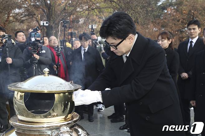 한동훈 국민의힘 비상대책위원장이 1일 오전 서울 동작구 국립서울현충원을 찾아 박정희 前 대통령 묘역을 참배하고 있다. (국민의힘 제공) 2024.1.1/뉴스1 ⓒ News1 임세영 기자