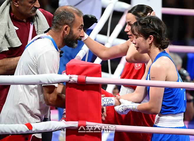 복싱 국가대표 임애지가 지난달 4일(한국 시간) 프랑스 파리 노스파리 아레나에서 열린 2024 파리올림픽 여자 복싱 54kg급 준결승전에서 튀르키예 아크바시에게 판정패한 뒤 상대팀 코치와 인사를 하고 있다. 파리 | 박진업 기자 upandup@sportsseoul.com