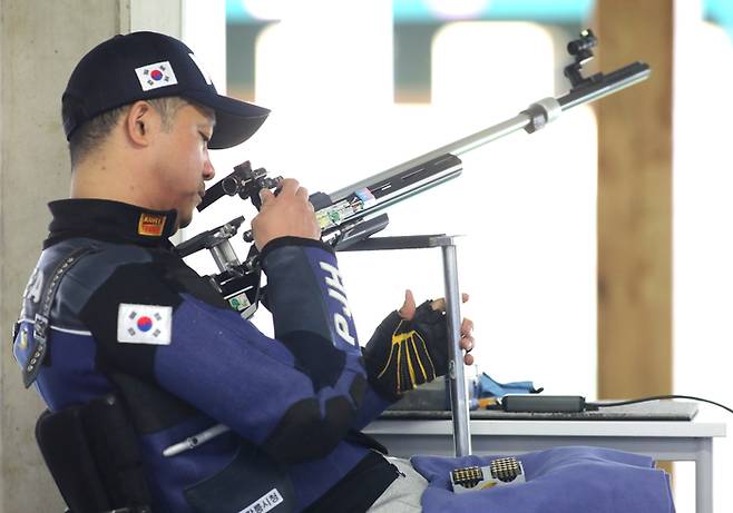 사격 대표팀 박진호가 3일(한국시간) 프랑스 샤토루 사격센터에서 열린 2024 파리 패럴림픽 사격 R7 남자 50m 소총 3자세 본선 경기를 치르고 있다. 사진 | 대한장애인체육회