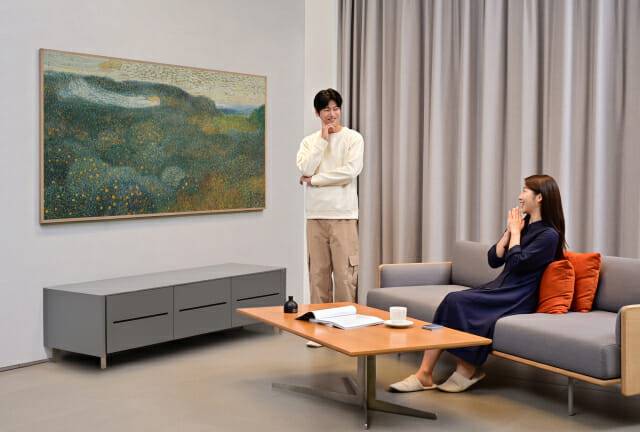 삼성전자 모델이 새롭게 출시한 '더 프레임' 전용 '아트 스토어'의 연간 멤버십으로 작품을 감상하고 있다(사진=삼성전자)