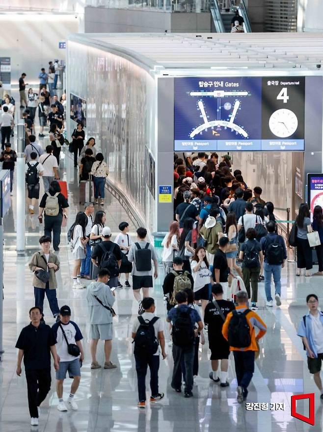 지난달 5일 인천국제공항 제1여객터미널을 찾은 여행객들이 출국하기 위해 줄을 서고 있다. 사진=강진형 기자aymsdream@
