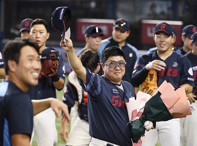 지난 8월 31일 서울 잠실구장에서 열린 롯데-두산전. 롯데가 7대4로 승리하며 김태형 감독이 프로 통산 700승을 거뒀다. 꽃다발 축하를 받은 김 감독이 관중석을 향해 인사하고 있다. /정재근 스포츠조선 기자