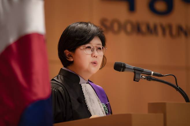 숙명여대 제21대 문시연 신임 총장이 2일 서울 용산구 숙명여대 백주년기념관 삼성컨벤션센터에서 취임사를 하고 있다. /숙명여대