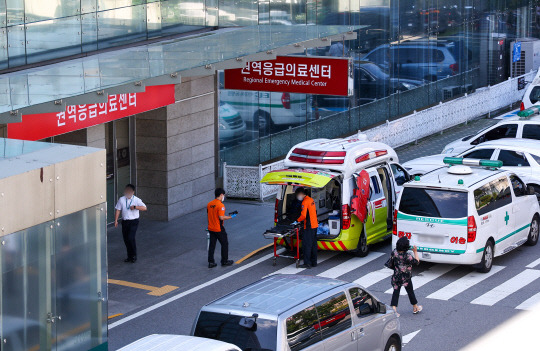 의정갈등이 장기화하며 전국 곳곳에서 응급실 진료중단이 현실화하고 있는 가운데 3일 오전 서울 시내 한 대학병원 권역응급의료센터 앞에 구급차들이 대기하고 있다. 전국의과대학교수 비상대책위원회(전의비) 자체 파악 결과에 따르면 순천향대 천안병원, 국립중앙의료원, 이대목동병원, 여의도성모병원도 응급실 운영 중단 등을 검토 중인 것으로 알려졌다. [연합뉴스]