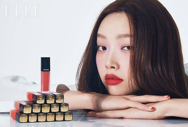 화이트 셔츠는 Chanel.