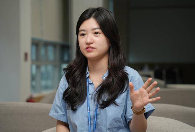 이송인 우주항공청 우주위험대응과 연구원이 8월 22일 경남 사천시 우주항공청 임시청사 1층 카페에서 한국일보와 인터뷰하고 있다. 우주항공청 제공