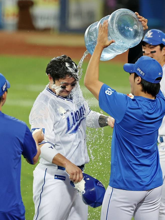 13일 대구 LG전에서 한미 통산 400홈런을 터트린 박병호가 동료들의 축하를 받고 있다. 삼성 제공