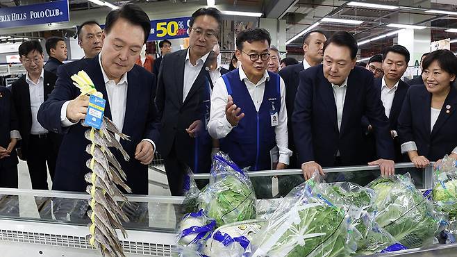 추석 명절 물가 점검하는 윤석열 대통령 [대통령실 제공]