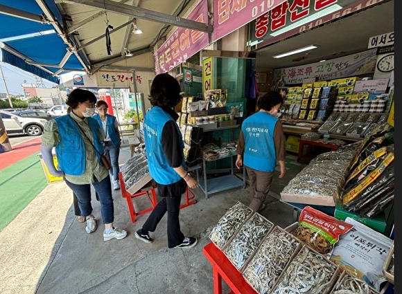 전라남도 완도군 합동 단속반이 수산물 시장에서 원산지 지도·점검을 하고 있다. [사진=완도군]