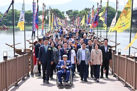 전진선 양평군수가 지난 5월 17일 세미원 배다리 개통식에 참여해 휠체어를 밀며 시민 등과 새로 조성된 배다리를 건너고 있다. 사진 양평군