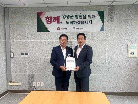 전진선 양평군수(왼쪽)가 김선교 국민의힘 국회의원(여주ㆍ양평, 오른쪽)과 지난 7월 12일 ‘양평군 발전을 위한 간담회'를 가졌다. 이 자리에서 전 군수는 세미원 두물머리 국가 정원 추진, 관내 명소 케이블카 계획 추진, 국가 생태 탐방로 조성 등 관광 개발 사업과 양근대료 왕복 4차선 확장, 용문-홍천 광역철도 추진 등 공약사업 등에 대해 김선교 의원과 공동 노력을 다짐했다. 사진 양평군