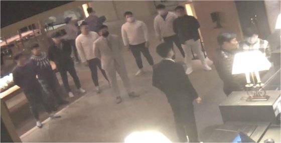 2020년 10월 조직폭력배 수노아파 조직원 10명이 그랜드하얏트서울에서 3박 4일간 난동을 부린 사건이 호텔 CCTV에 포착됐다. 당시 호텔 소유주는 배상윤 KH그룹 회장이다. 수노아파는 배 회장의 말을 듣고 투자했다가 수십억원을 손해봤다는 이유로 호텔에서 소동을 일으켰다는 게 검찰 판단이다. 사진 서울중앙지검