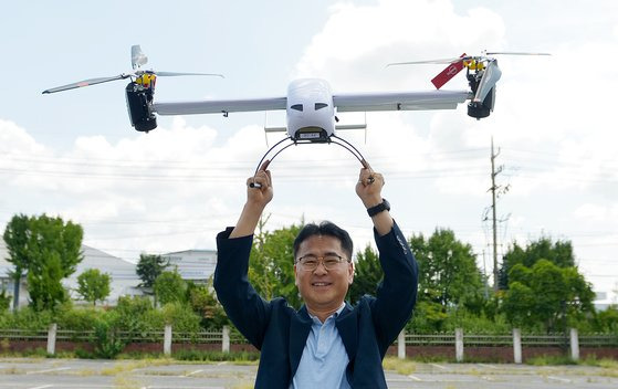 항공우주연구원 1호 연구소기업 나르마의 권기정 대표가 자사 틸트로터 드론을 선보이고 있다. 프리랜서 김성태