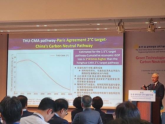 장 시아오에(Zhang Xiaoye) 중국기상과학연구원 연구위원이 3일 서울 신라호텔에서 개최된 2024 한-중 공학기술발전포럼에서 '탄소 중립을 달성하기 위한 중국의 경로 선택 및 전략'을 주제로 발표하고 있다. 박해리 기자