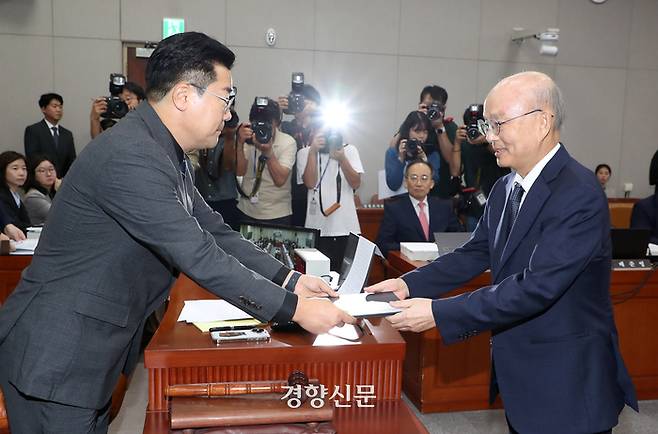 안창호 국가인권위원회 위원장 후보자가 3일 국회에서 열린 인사청문회에서 증인선서문을 박찬대 운영위원장에게 전달하고 있다. 박민규 선임기자