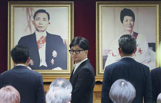 뒤돌아보는 한동훈 한동훈 국민의힘 대표가 3일 경북 구미의 박정희 전 대통령 생가를 방문해 헌화 및 분향을 하는 도중 뒤를 돌아보고 있다. 연합뉴스