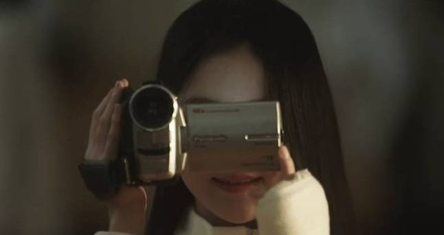 그룹 뉴진스 소속사 어도어의 내홍이 뉴진스와 뮤직비디오 협업을 이어온 돌고래유괴단까지 갈등으로 번졌다.