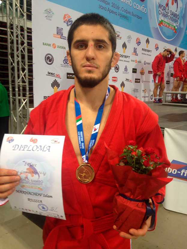 UFC 라이트급 챔피언 이슬람 마하체프 2016 세계삼보선수권 컴뱃 우승 기념 촬영. 사진=FIAS