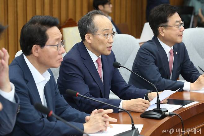 추경호 국민의힘 원내대표가 3일 오전 서울 여의도 국회에서 열린 원내대책회의에서 이재명 더불어민주당 대표가 그제 얘기했던 정부의 계엄령 준비 의혹 발언과 관련해 "민주당은 근거를 제시하지 못하고 있다"며 "괴담 선동"이라고 비판하고 있다. 2024.9.3/사진=뉴스1 /사진=(서울=뉴스1) 이광호 기자