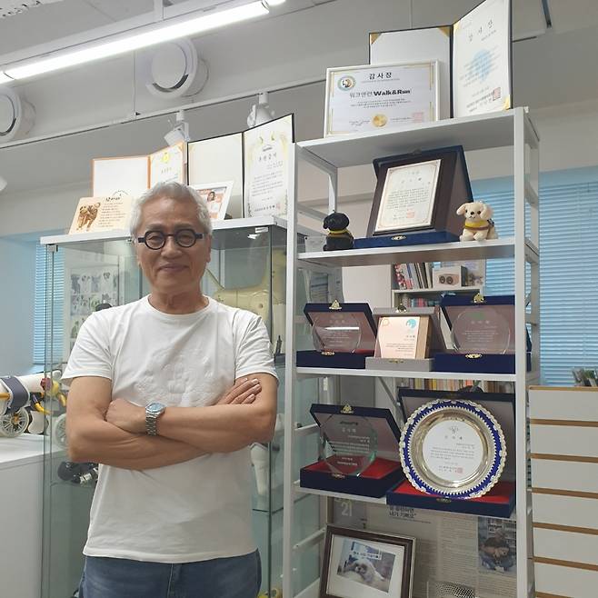 "진짜 이렇게 재밌는줄 몰랐어요. 그게 뭐냐면, 애들 걸었을 때 딱 그거예요. 그 희열감은 이루 말할 수 없는 거예요." 이철 대표는 반려견 휠체어를 만드는 일이 정말 재밌어서 한다고 했다. 최고급 제품으로 만들면서도 저렴하게 파는 게 철학이란다./사진=남형도 기자