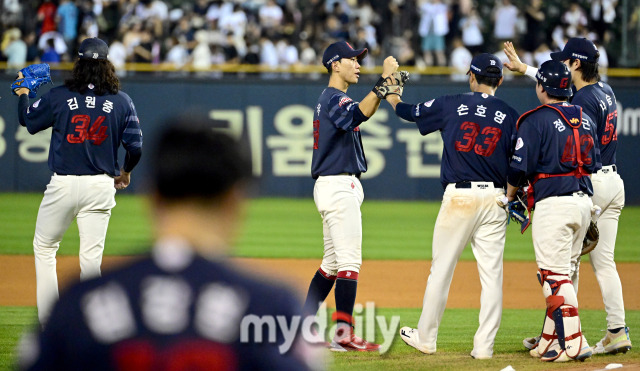 2024년 8월 31일 서울 잠실구장에서 '2024 신한 SOL Bank KBO리그, 롯데 자이언츠와 두산 베어스의 경기가 열렸다. 롯데가 7-4로 승리한 뒤 기뻐하고 있다./마이데일리