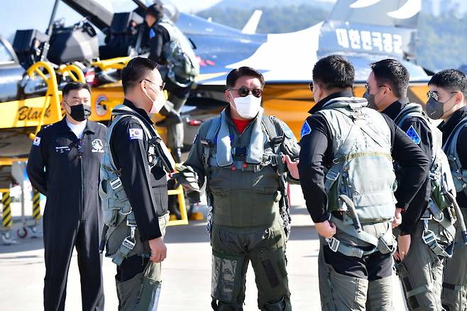 박인호 전 공군참모총장이 참모총장 재직 중이던 2021년 10월 23일 성공적인 서울ADEX 행사 점검을 위한 지휘비행을 실시했다.[본인 제공]