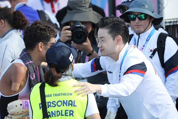 김황태 선수와 아내인 김진희 핸들러에게 축하 메시지를 전하는 배동현 선수단장