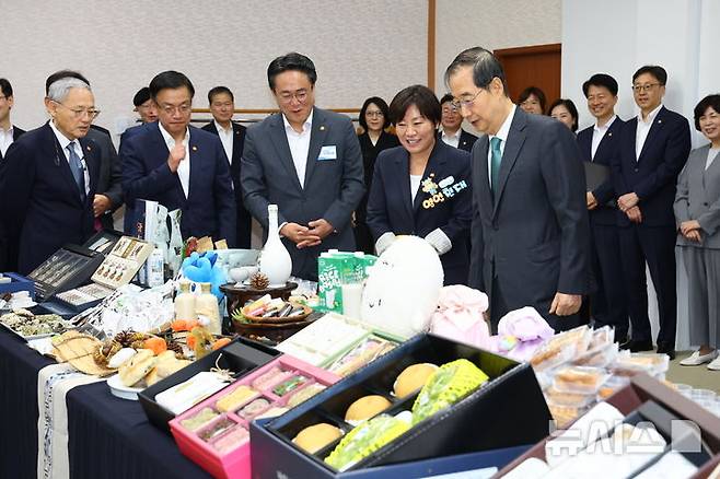 [세종=뉴시스]송미령 농림축산식품부 장관과 강도형 해양수산부 장관은 3일 국무회의에서 우리 농어업인이 땀 흘려 생산한 농수산식품을 활용한 추석 민생 선물세트와 농수산물 가공식품을 소개했다.(사진=농식품부 제공)