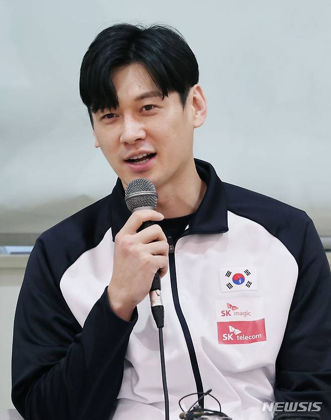 [진천=뉴시스] 김진아 기자 = 27일 진천국가대표선수촌에서 열린 2024 파리올림픽 참가 펜싱 국가대표선수 미디어데이에서 남자 사브르 구본길이 취재진의 질문에 답하고 있다. 2024.05.27. bluesoda@newsis.com