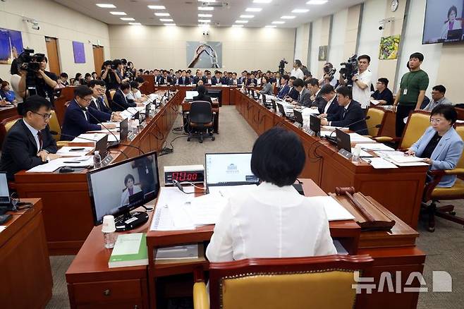 [서울=뉴시스] 조성봉 기자 = 최민희 국회 과방위원장이 26일 서울 여의도 국회에서 열린 과학기술정보방송통신위원회 전체회의에서 회의를주재하고 있다. 2024.08.26.suncho21@newsis.com