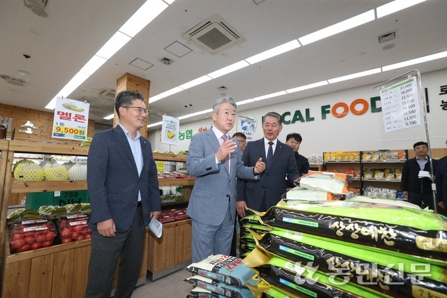 2일 제주 서귀포 지역 현장경영에 나선 강호동 농협중앙회장(왼쪽 두번째)이 제주안덕농협(조합장 이한열·〃 세번째) 로컬푸드 판매장 쌀 판매대에서 범 농협 차원의 쌀 소비촉진을 당부하고 있다. 김병진 기자