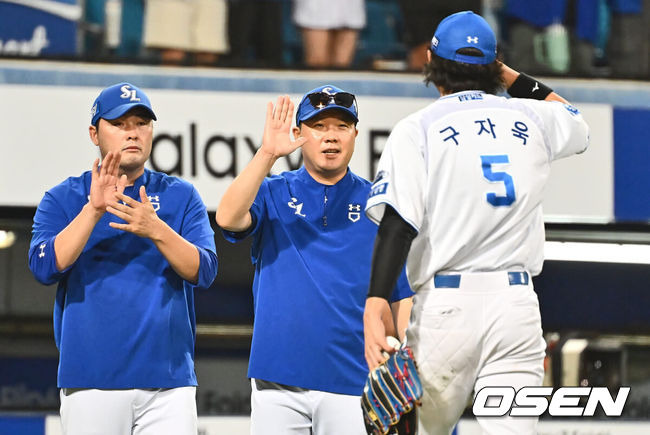 [OSEN=대구, 이석우 기자] 3일 대구삼성라이온즈파크에서 2024 신한 SOL 뱅크 KBO 리그 삼성 라이온즈와 롯데 자이언츠의 경기가 열렸다. 홈팀 삼성은 코너가 방문팀 롯데는 반즈가 선발 출전했다. 삼성 라이온즈 박진만 감독이 롯데 자이언츠에 5-1로 승리한 후 구자욱과 하이파이브를 하고 있다. 2024.09.03 / foto0307@osen.co.kr