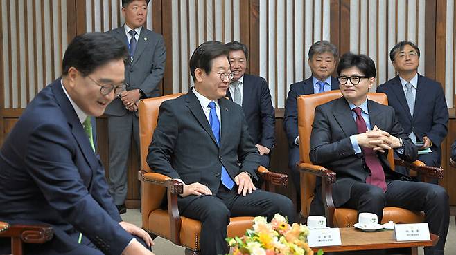 지난 2일 오후 서울 여의도 국회본청 의장접견실에서 환담하는 우원식 국회의장(왼쪽부터), 더불어민주당 이재명 대표와 국민의힘 한동훈 대표