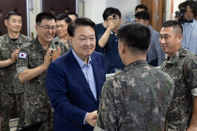 윤석열 대통령이 여름 휴가 중이던 지난 8월 9일 육해공 3군 본부가 있는 충남 계룡대 전투통제실을 찾아 장병들을 격려하고 있다. 당시 윤 대통령은 “휴가를 군과 함께 보내는 것이 나에겐 진짜 휴가”라고 말했다. 세계일보 자료사진