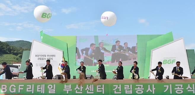 홍석조 BGF그룹 회장(왼쪽 다섯 번째)과 박형준 부산시장(오른쪽 네 번째)이 3일 부산 강서구 구랑동 국제산업물류도시에서 열린 BGF 부산물류센터 기공식에서 첫 삽을 뜨고 있다. 부산시 제공