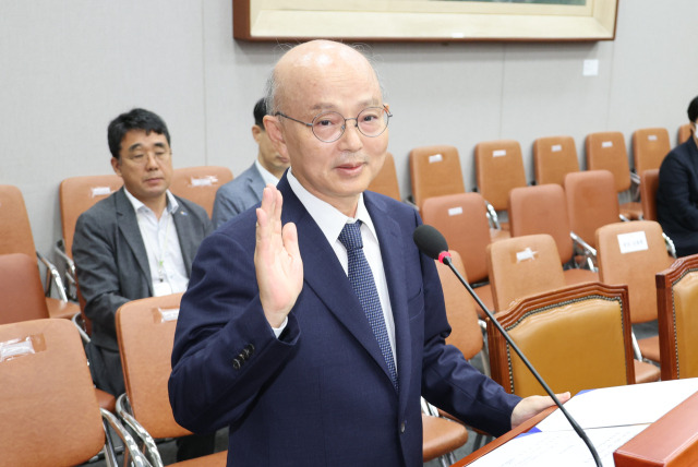 안창호 국가인권위원장 후보자가 3일 서울 여의도 국회 운영위원회에서 열린 인사청문회에서 선서하고 있다. 연합뉴스