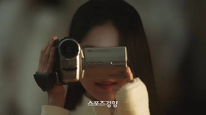 뉴진스 뮤직비디오 ‘디토’ 속 가상 캐릭터 반희수. 유튜브 방송화면