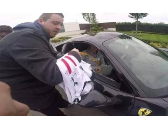 ▲ 라페라리에서 팬들에게 사인해주는 손흥민 ⓒ더 선